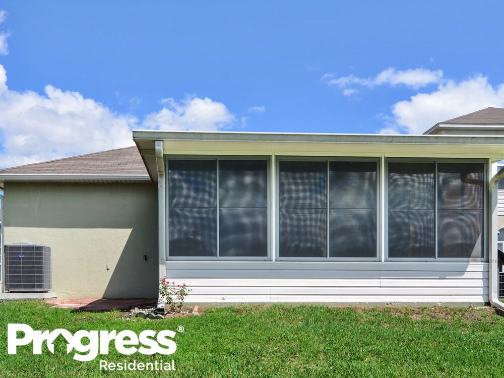 Building Photo - 8448 Oak Crossing Dr W