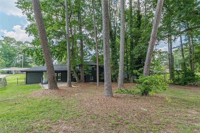 Building Photo - 2352 Glendale Dr