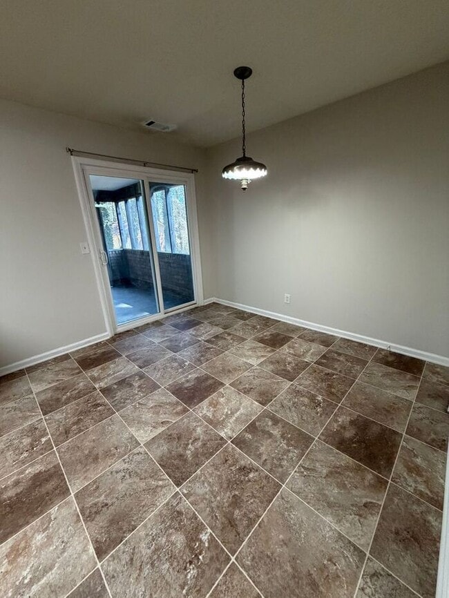 Building Photo - Beautiful 2 bedroom 1.5 bath town home!