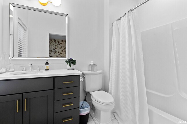 Building Photo - 824 W Moss Ave