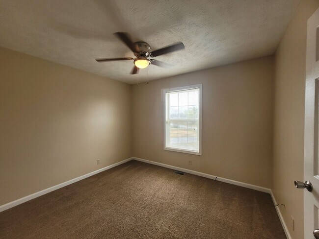 Building Photo - 3 Bed 2 Bath Ranch Style Treasure in Lovel...