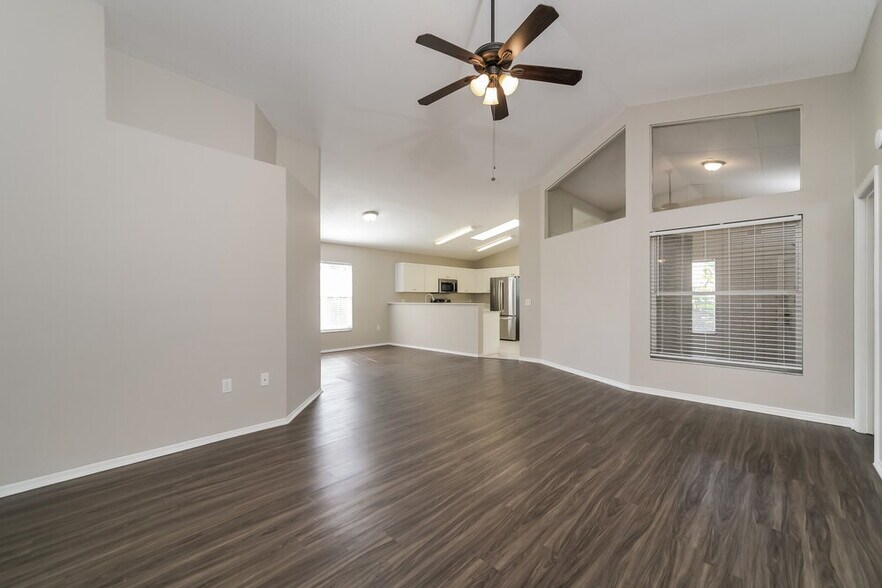 Building Photo - 224 Kingshill Ct SE