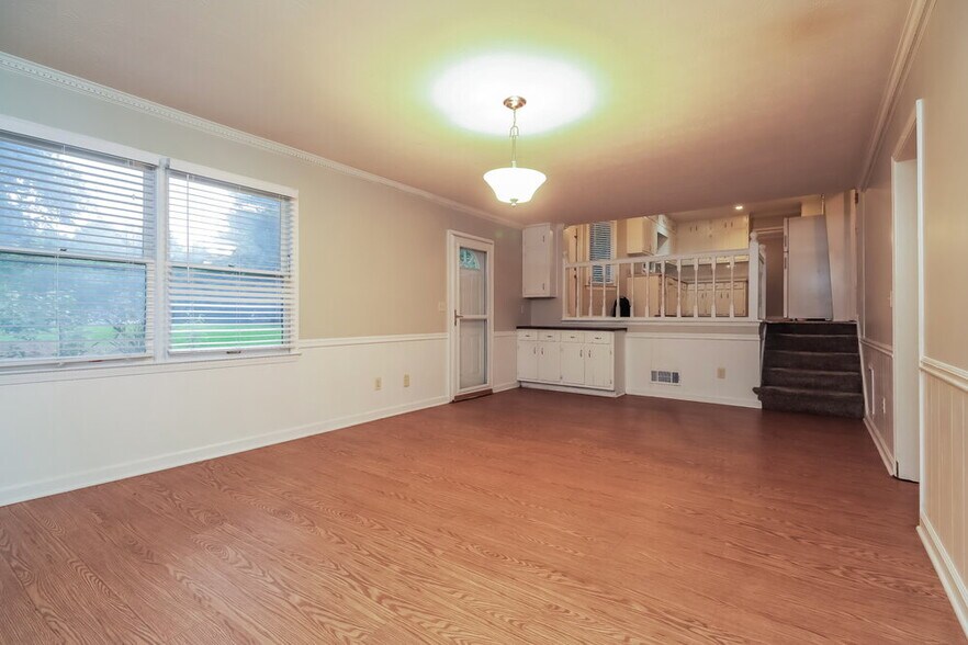 Building Photo - 564 Clubhouse Dr SE