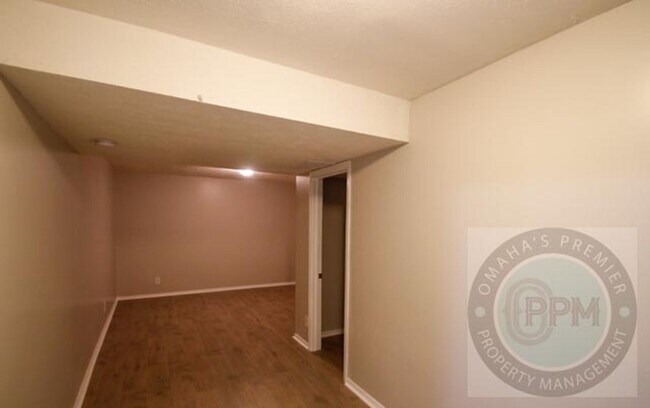 Building Photo - Huge 4-bedroom, 4-bath home