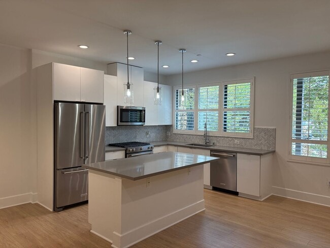 Building Photo - Beautiful-Luxury 3+3 Townhome in prestigio...