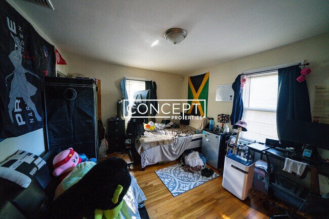 Building Photo - 4 Iroquois St