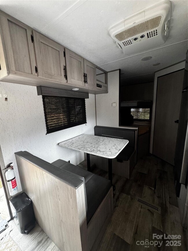 Building Photo - 404 Moss Springs Rd