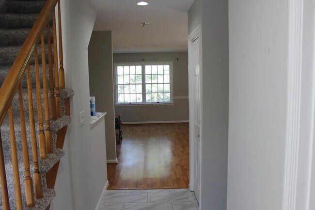Building Photo - 609 Holly Hill Dr
