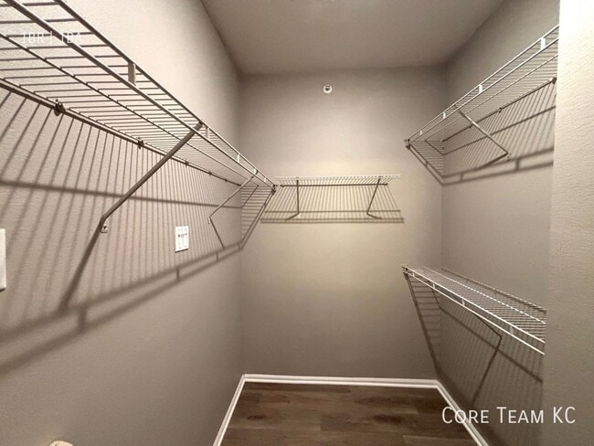 Building Photo - 701 Westport Rd