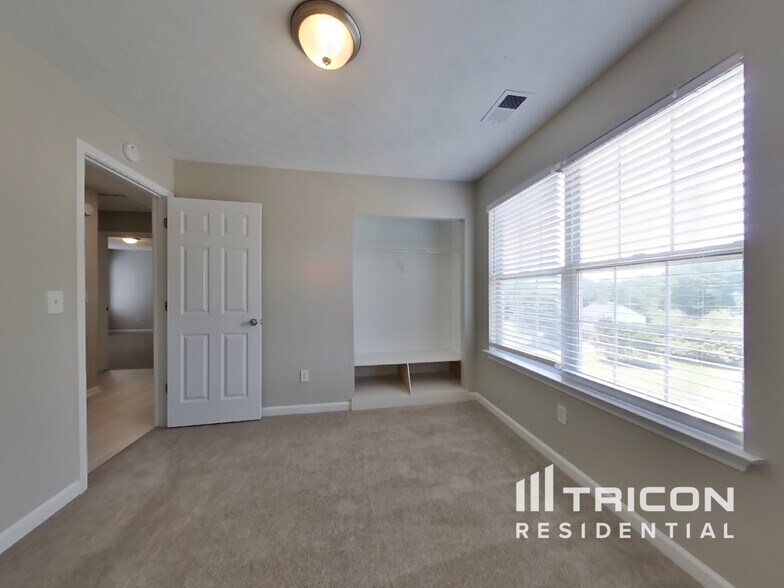 Building Photo - 1951 Hidden Valley Dr SW