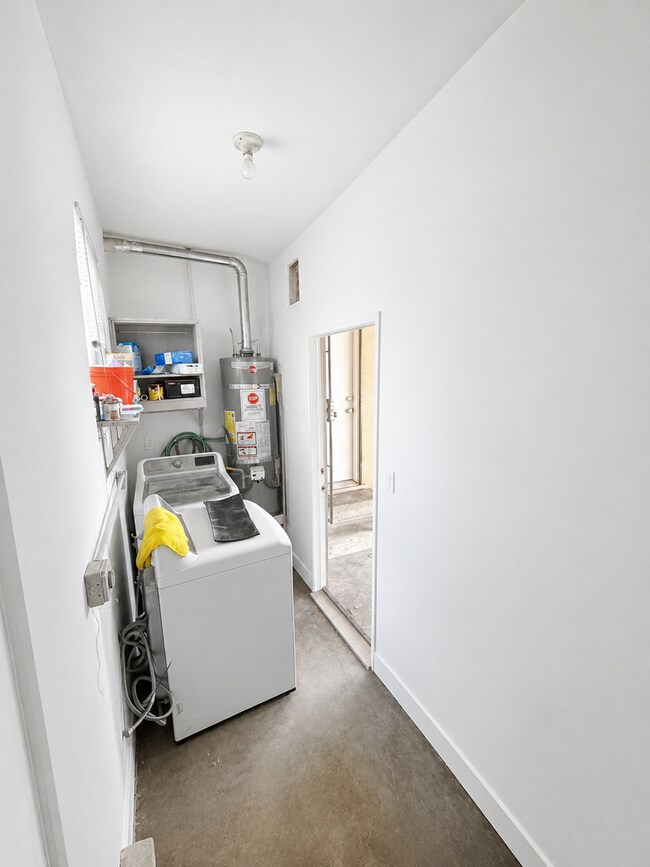 Building Photo - Recently Renovated 2BD/1BA Triplex Unit - Conveniently Located!