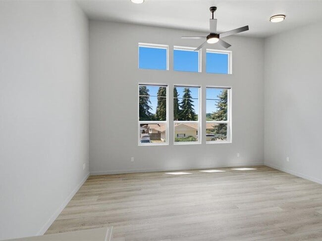 Building Photo - 1390 Overlook Ave NW