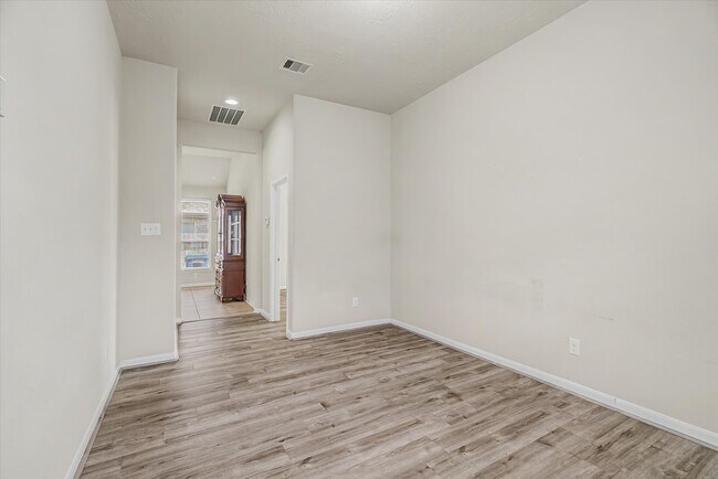 Building Photo - 3834 Raintree Village Dr