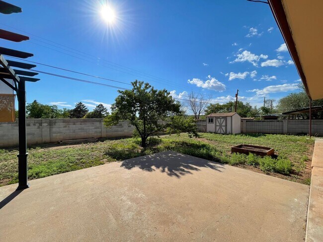 Building Photo - 512 Camino Solano