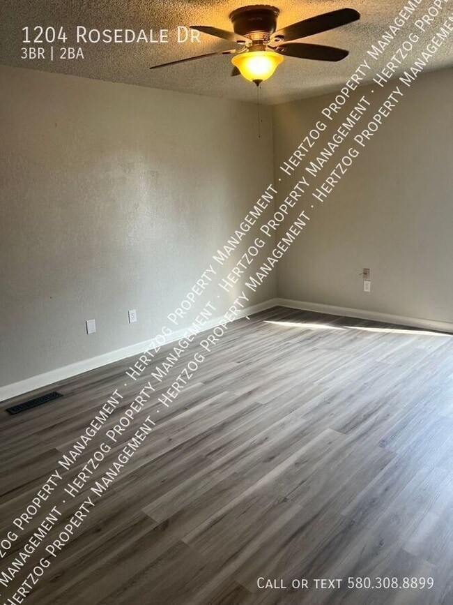 Building Photo - 1204 Rosedale Dr