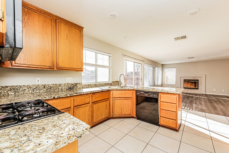 Building Photo - 4616 Reliant