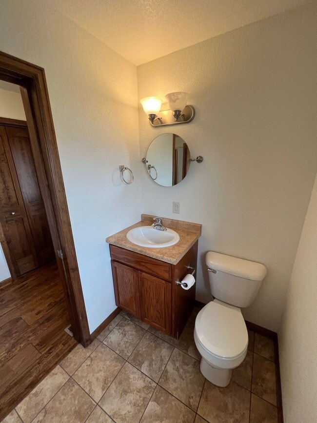 Building Photo - 409 S Broadway Ave