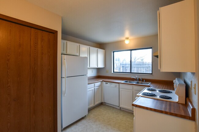 Building Photo - 3355 Mirage Dr