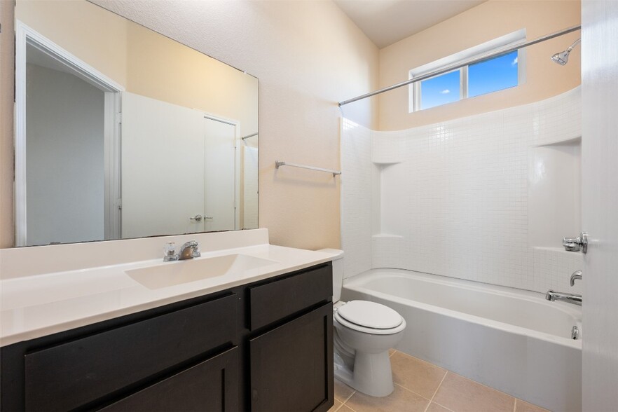 3rd floor bedroom, bathroom - 4337 Nitschke St