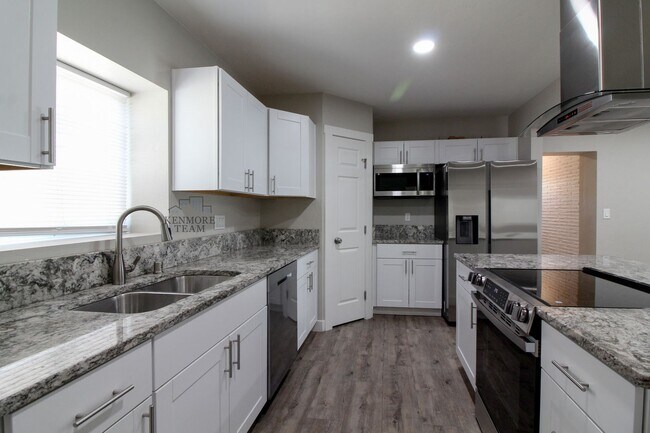 Building Photo - 308 N 12th Ave