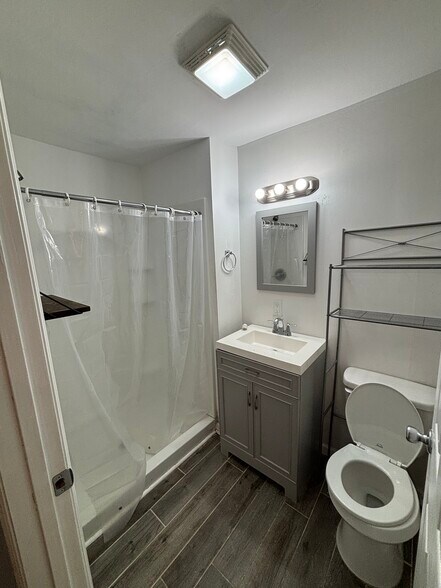 Building Photo - 627 Rowan Dr