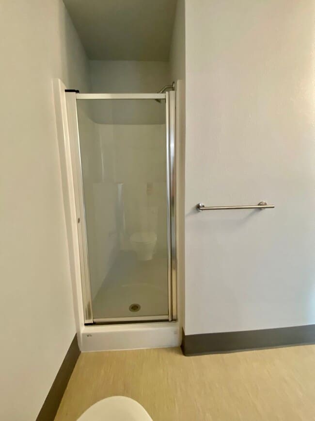 Building Photo - Pet friendly 2 bed 2 bath (ensuite) in ful...