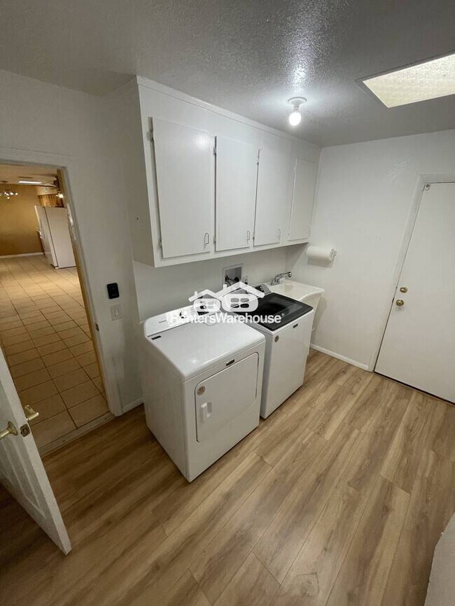 Building Photo - Your New Home, Clean and Bright 3Bd 2Ba fo...
