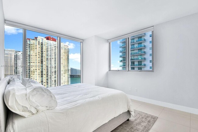 Building Photo - 1300 Brickell Bay Dr