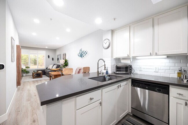 Building Photo - 2419 Fifth Avenue-SI FL1-ID1335156P