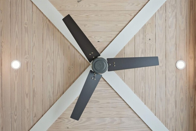 Building Photo - 304 Palm Beach Dr