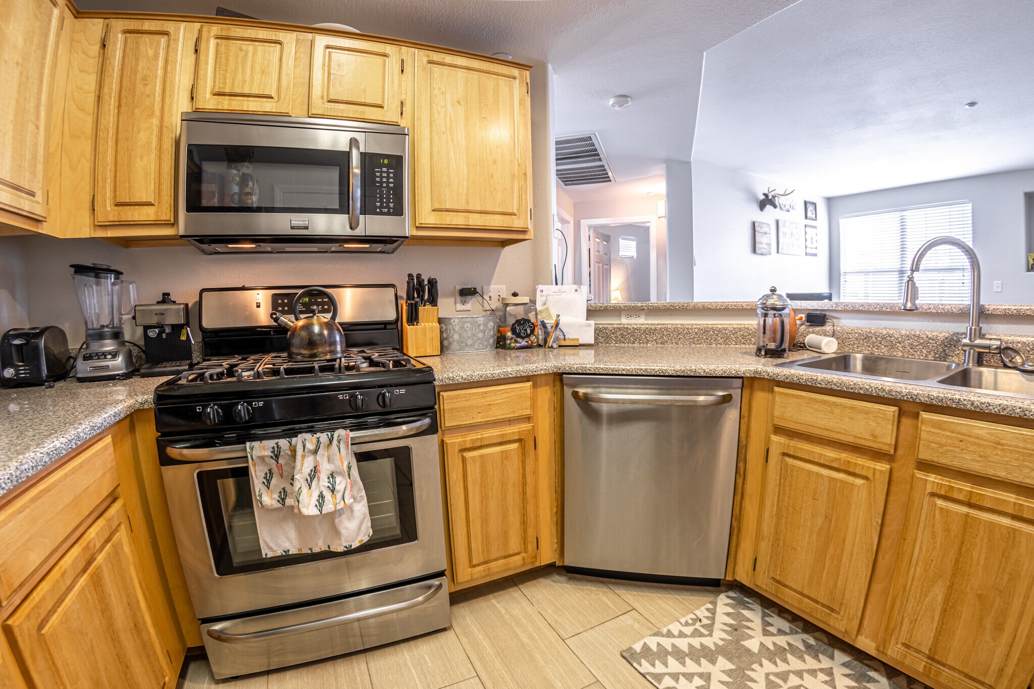 Building Photo - 5855 Valley Dr