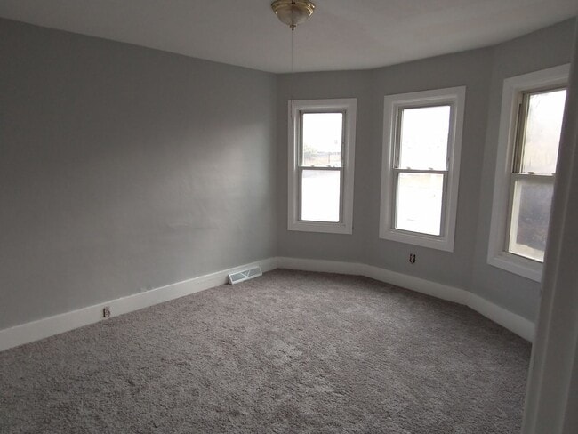 Building Photo - 68 Lyons St