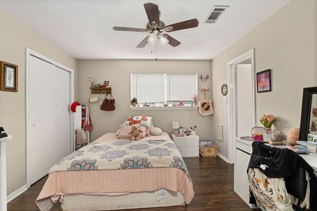 Building Photo - 8300 Oakhaven Rd