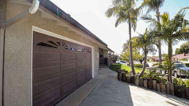 Building Photo - Beautifully Remodeled 3 Bed, 2 Bath Home i...