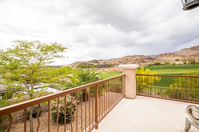 Building Photo - Live The Red Rock Country Club Lifestyle!!