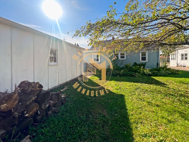 Building Photo - 2 Bed 1 Bath Single Family Home