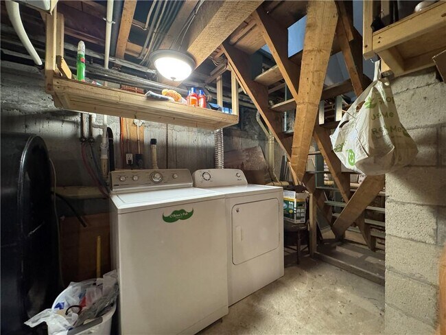 Building Photo - 9 Thames St