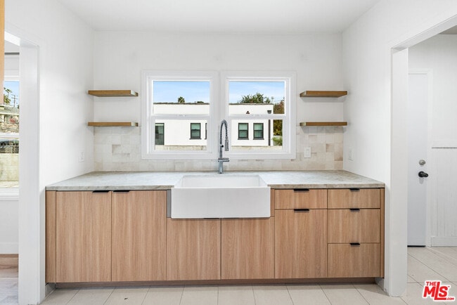 Building Photo - 612 Romulo St