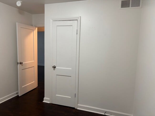 Building Photo - 3 BEDROOM, 1 BATH, 900 SQ FT, GAS HEAT, WINDOW AC