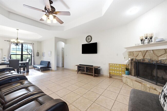 Building Photo - 104 Cowal Dr N