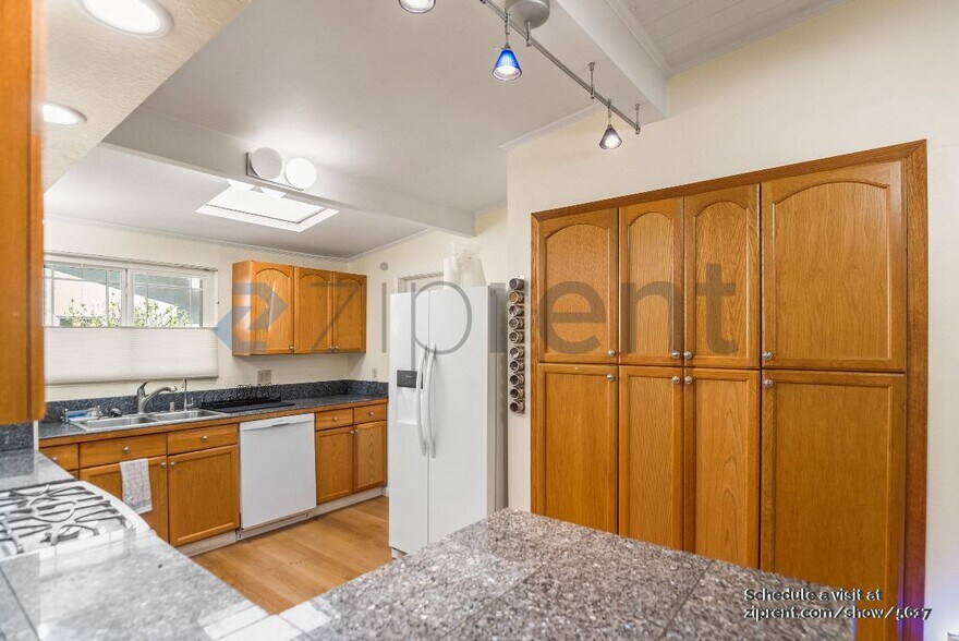 Building Photo - 921 Lakebird Dr