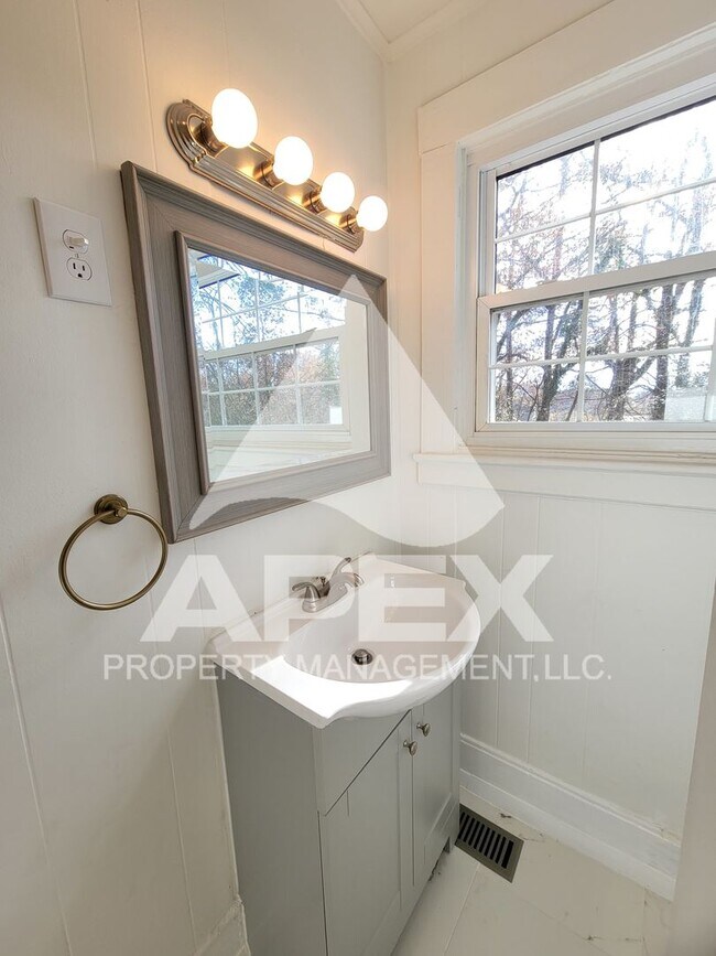 Building Photo - Charming 3Bd/2 Ba Renovated Craftsman Style Home in the Heart of Alcoa!