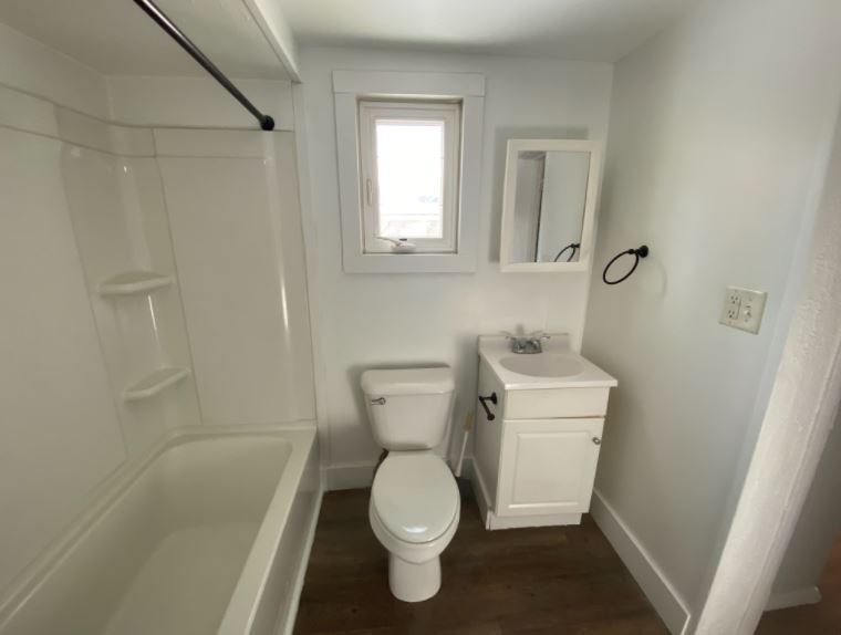 bathroom - 470 Houseman Ave NE