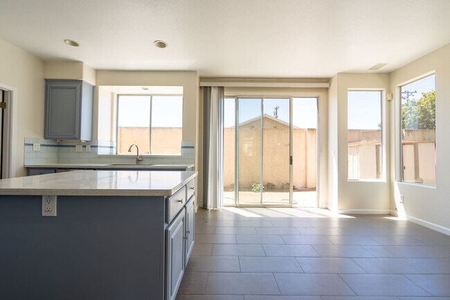 Building Photo - ***Exceptional 3BR/2.5BA Residence in Prime *** San Leandro Location
