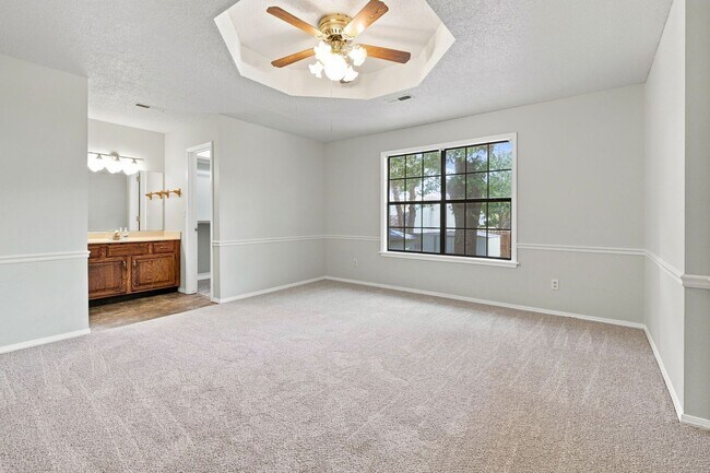 Building Photo - Spacious 3 Bed, 2 Bath Home with Fenced Backyard on Fayetteville's East Side