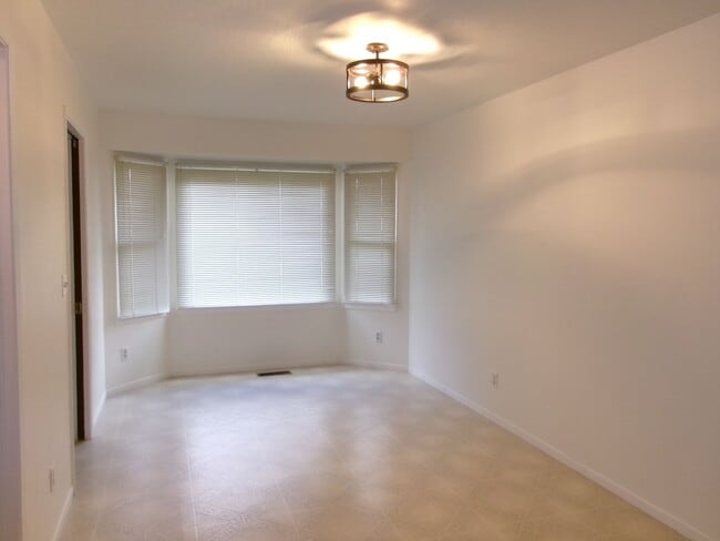 Building Photo - Beautiful 3 bedroom, 2 bath home w/4-car t...