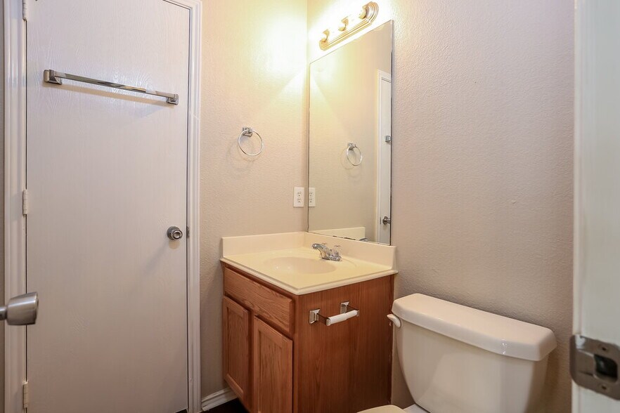 Building Photo - 1008 Buffalo Springs Dr