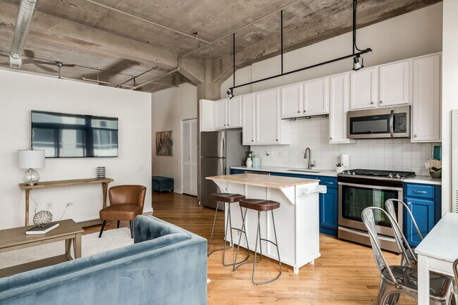 Building Photo - 210 S Desplaines St