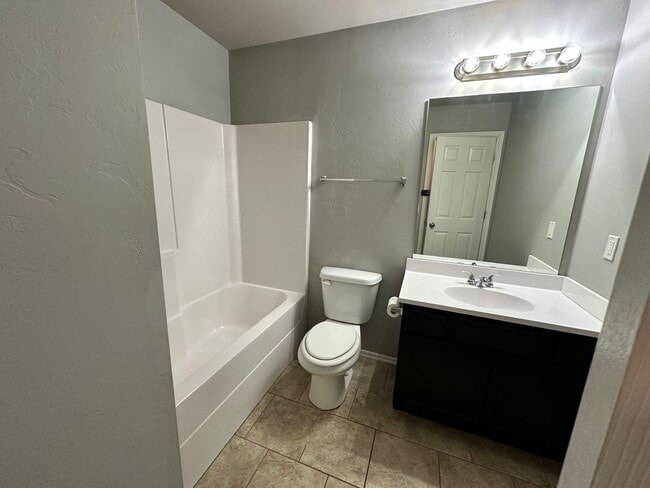 Building Photo - Beautiful 4 Bed 2 bath