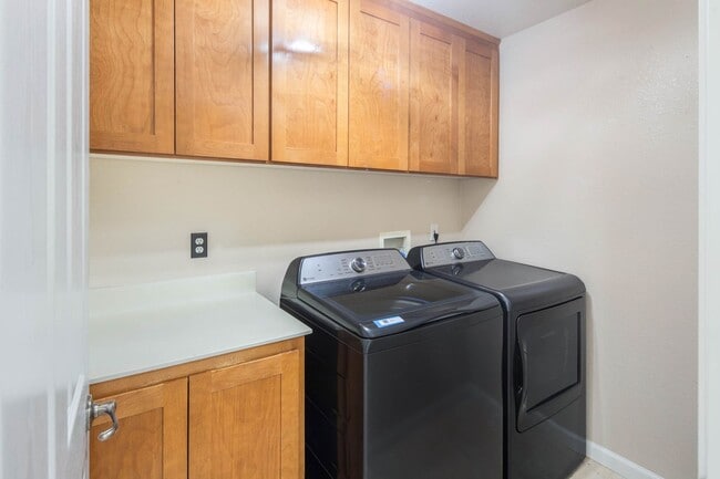 Building Photo - Gorgeous 4 Bedroom with SOLAR in Shadow Lakes!